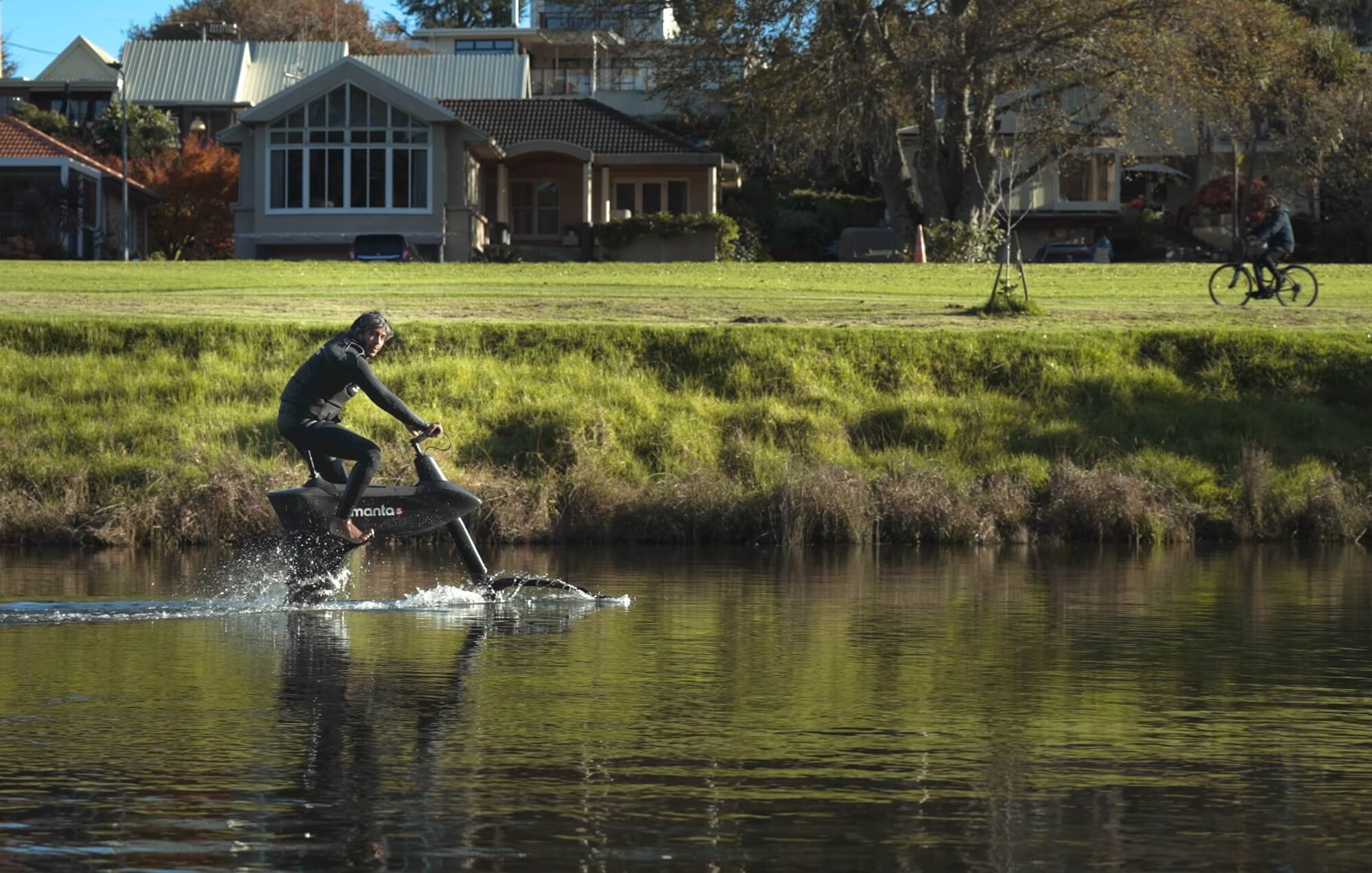 El ciclista es ciclista incluso en el agua - Con B de Bike