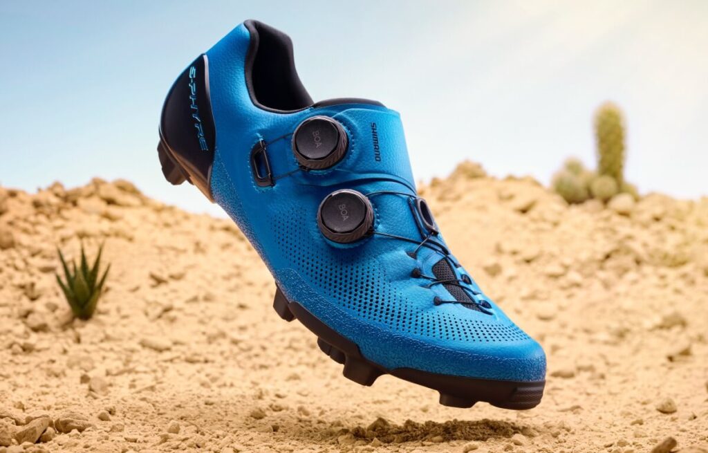 Las nuevas zapatillas de gravel S-PHYRE RX910 de Shimano resuelven esta contradicción, ofreciendo una transferencia de potencia inigualable, estabilidad al caminar y comodidad de pedaleo durante todo el día en un diseño optimizado.
