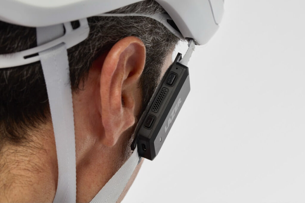 Así es el sistema de comunicación y audio más innovador para ciclistas. Lazer ha presentado VeloVox, sistema de comunicación y audio específico para ciclistas.