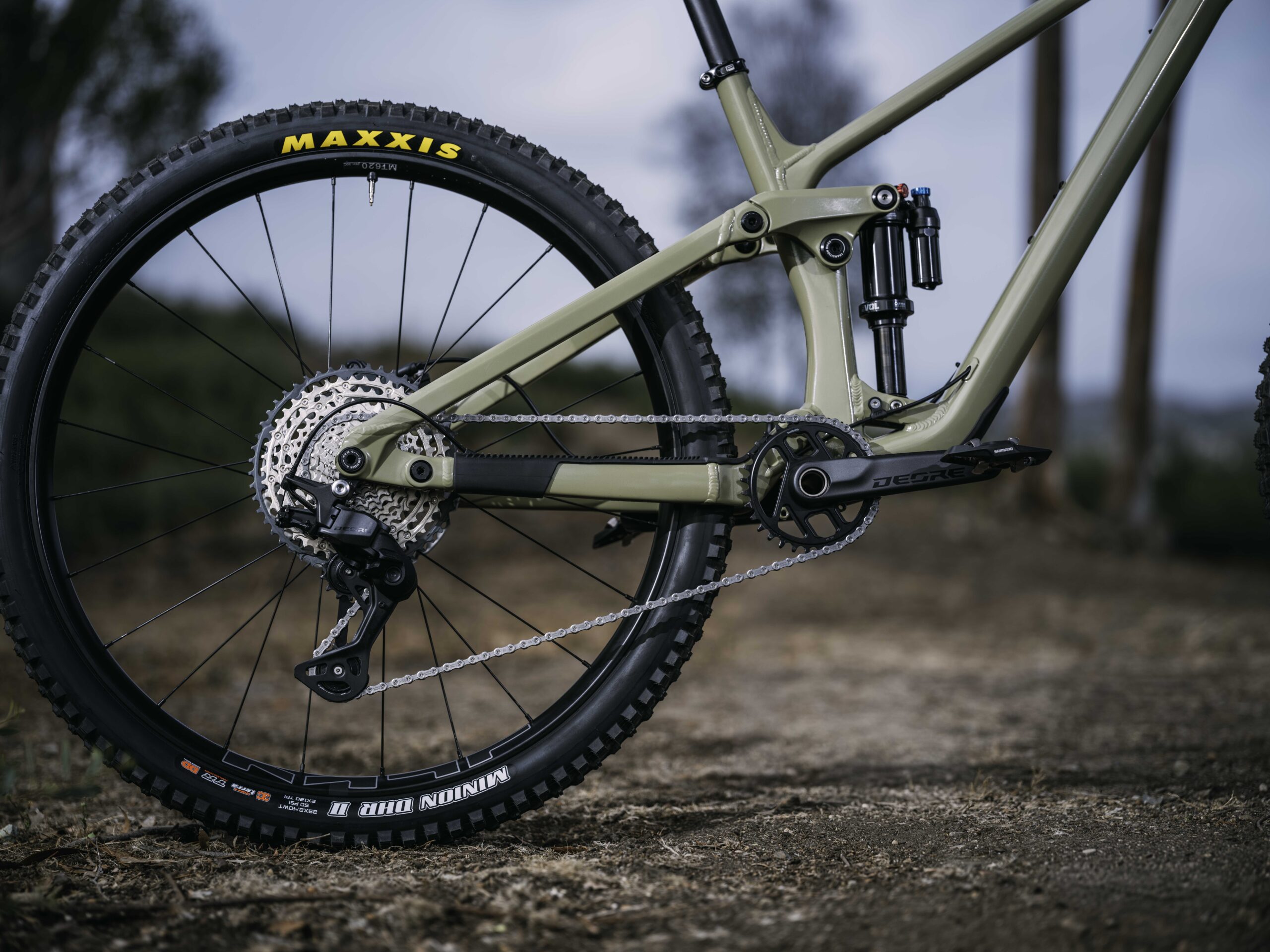 Transmisión Shimano DEORE M6200 en una bicicleta de montaña.