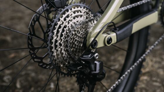 Ciclista con la nueva transmisión Shimano DEORE M6200 montada en la bicicleta.
