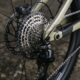 Ciclista con la nueva transmisión Shimano DEORE M6200 montada en la bicicleta.