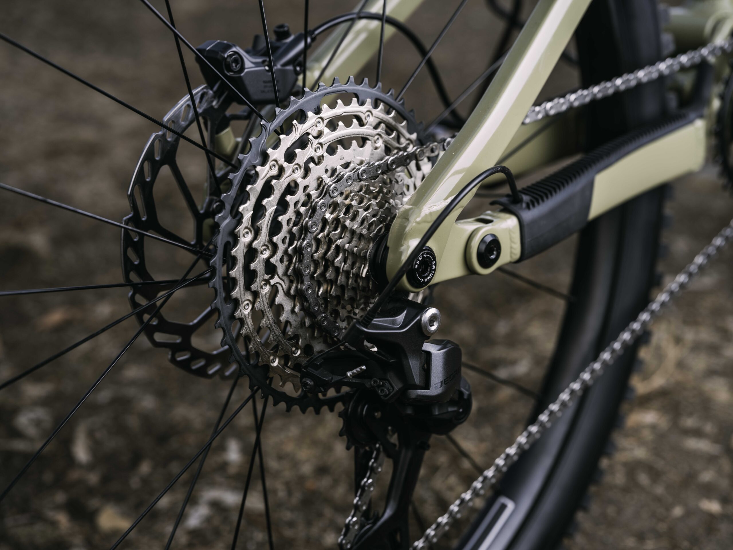 Ciclista con la nueva transmisión Shimano DEORE M6200 montada en la bicicleta.